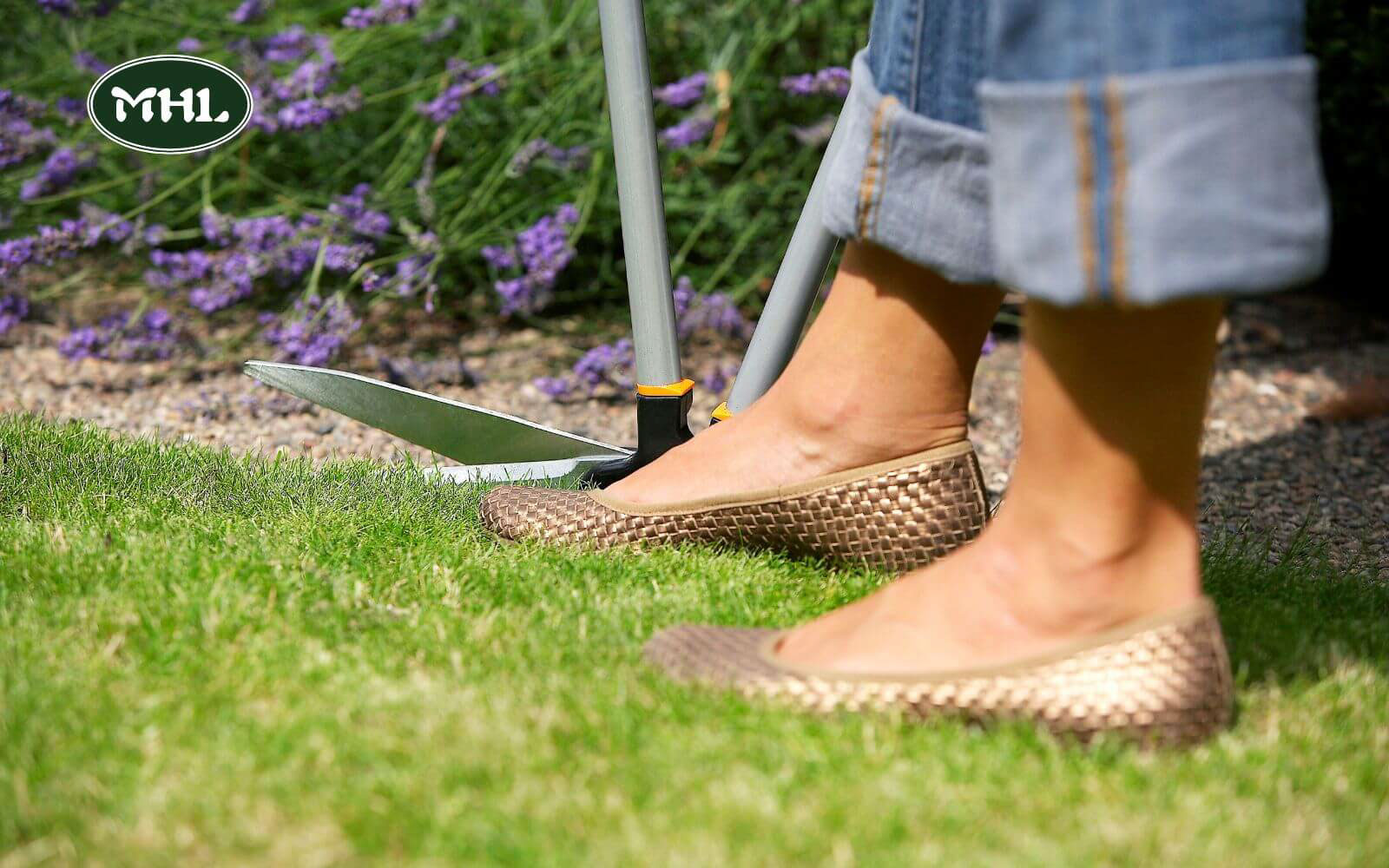 4 Most Commonly Used Materials To Install Lawn Edging: Wood Edging