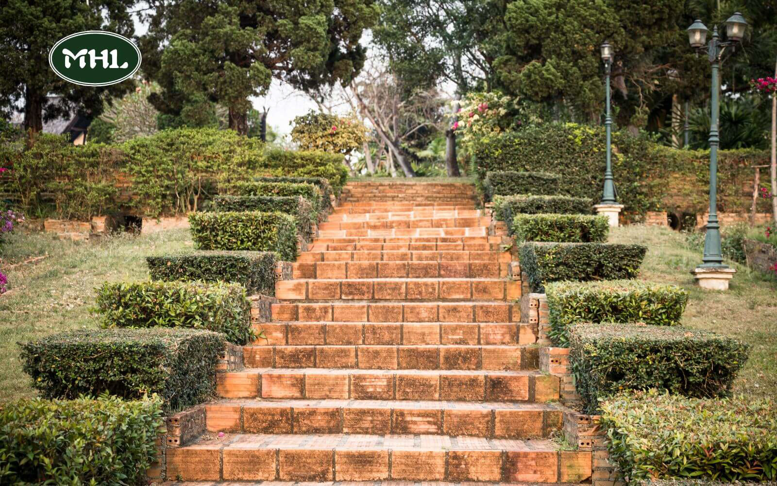 Retaining Wall Stairs Ideas: Brick Steps