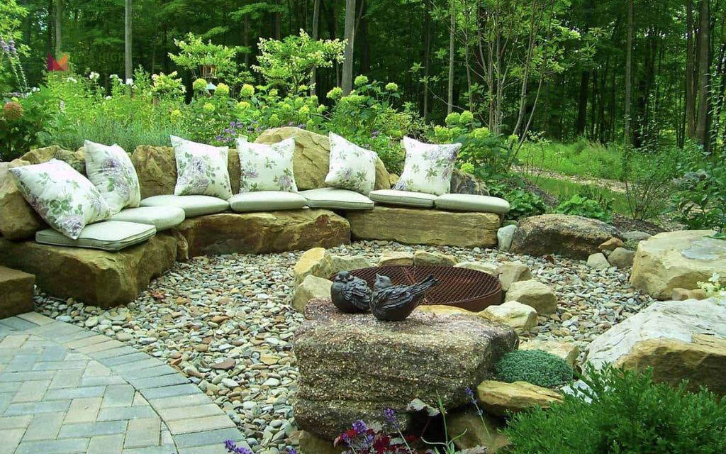 Low Rock Walls for Garden Art and Sculptural Features