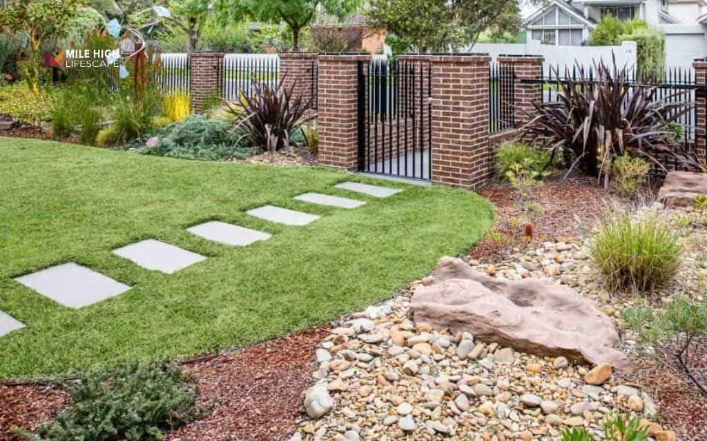Cottage-style mixed rock and mulch bed