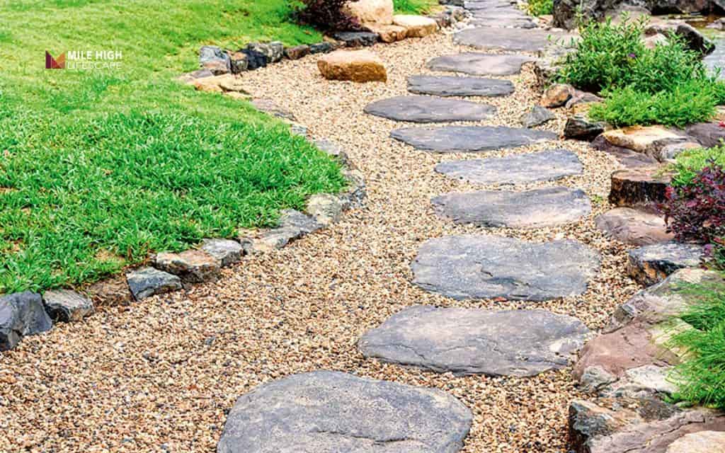 landscaping with flat rocks: Pathway through gravel
