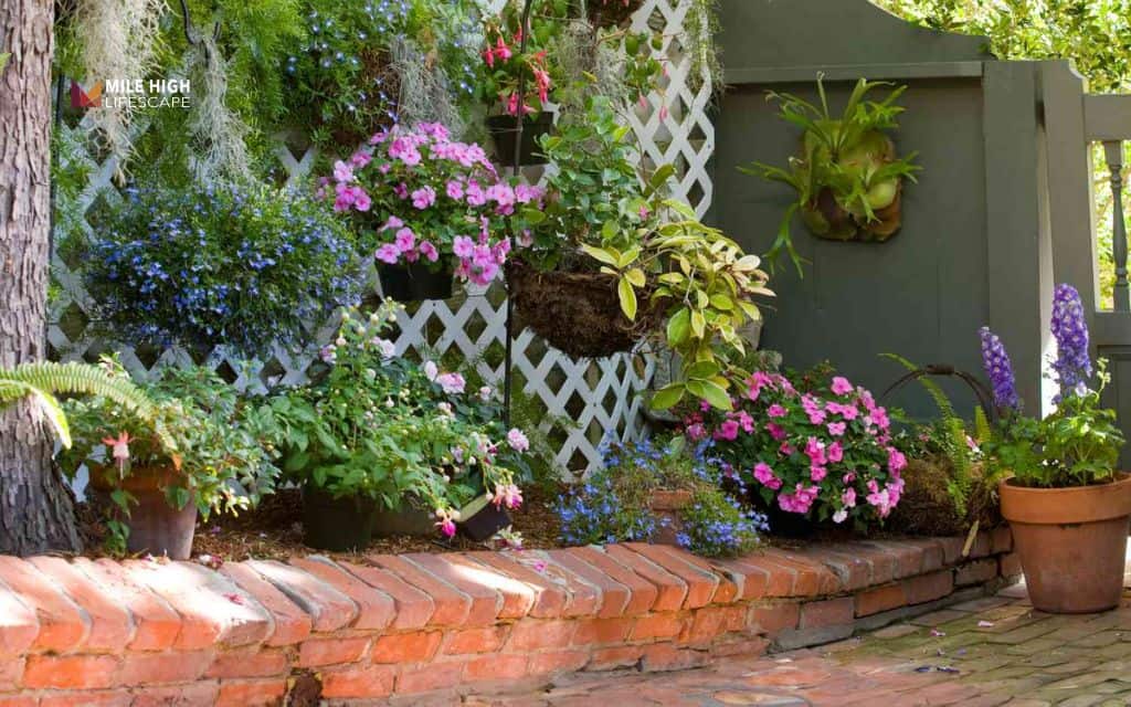 landscape border ideas: Classic brick border