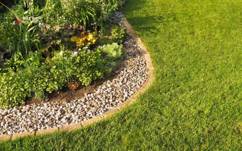 landscape border ideas: River rock border