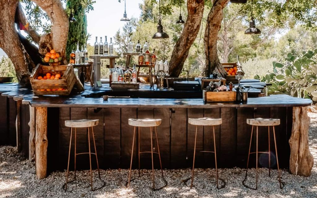 Large backyard landscaping ideas: Set up an outdoor bar hangout