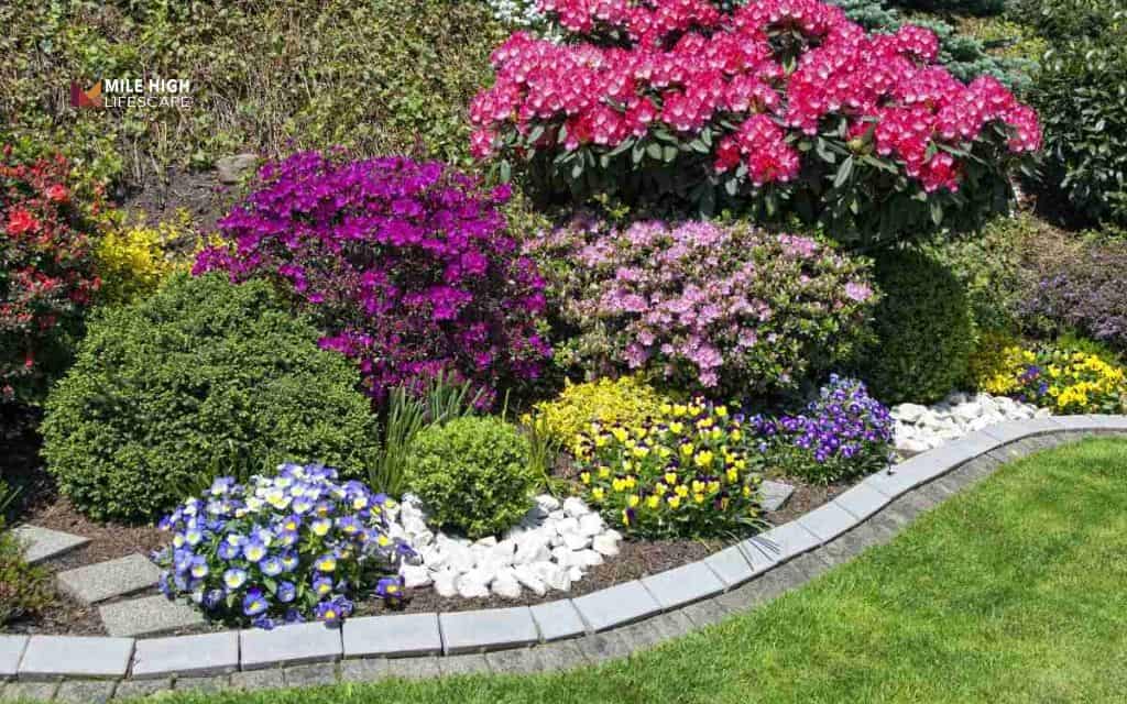 Fence line landscape ideas: Design a curving flower bed border for a softer look