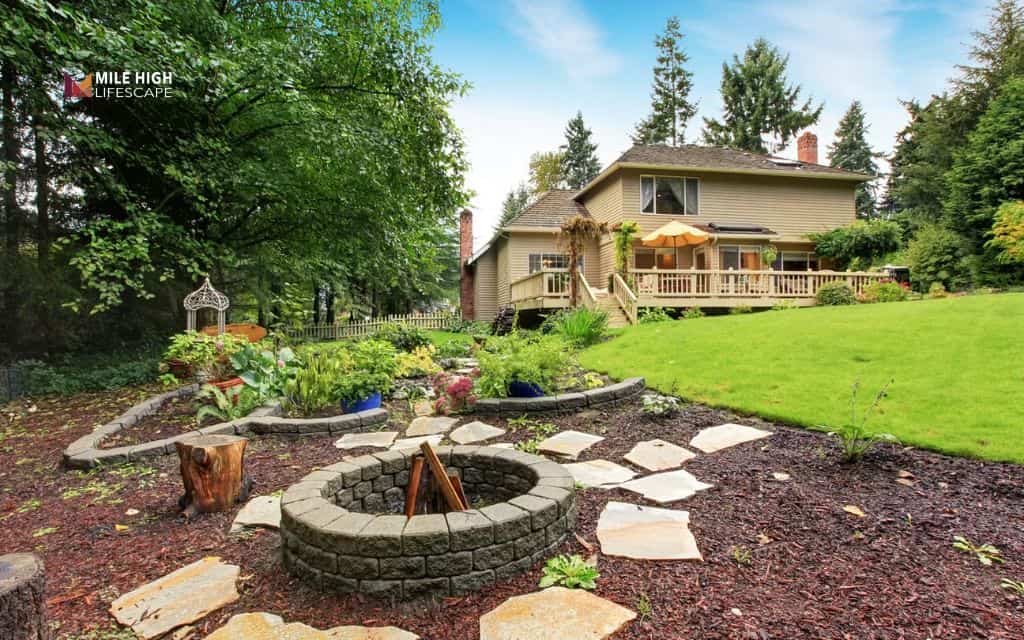 low cost fire pit landscape design: Fire pit with mulch surround