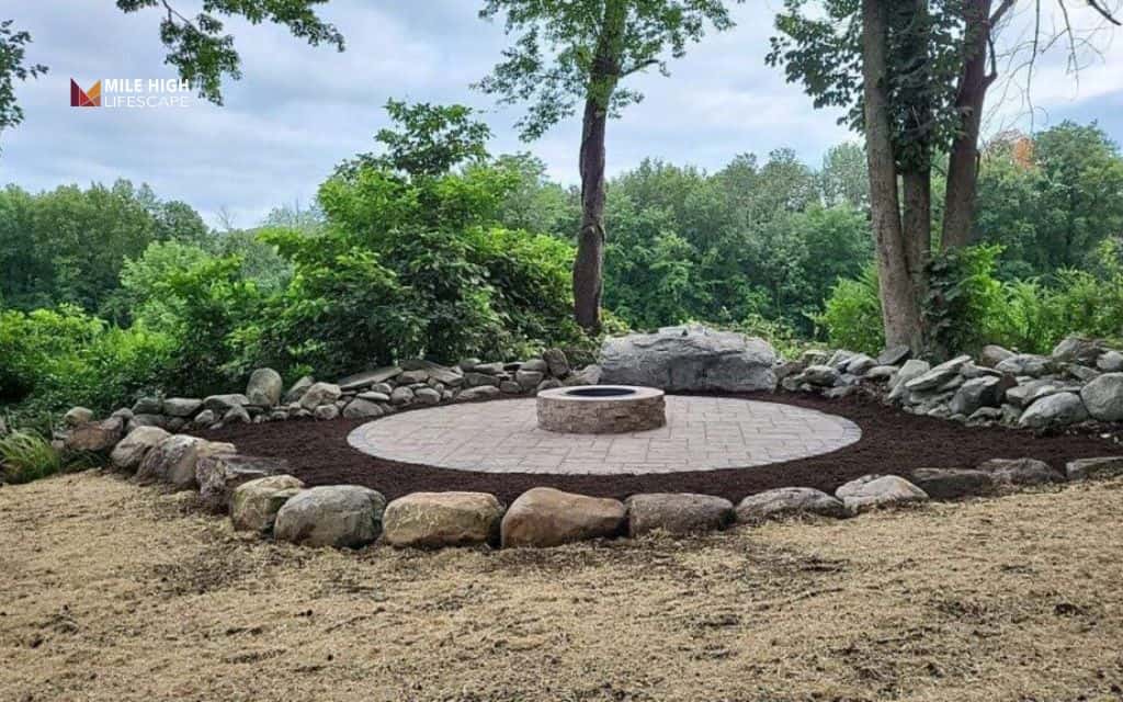 low cost fire pit landscape design: Fire pit with rock border