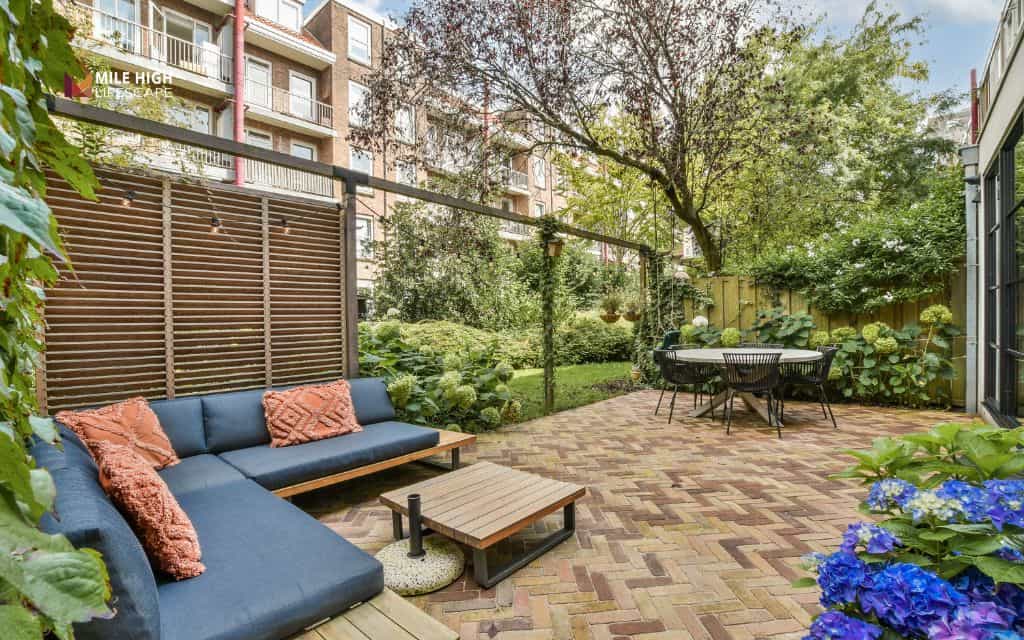 Landscape timber ideas: Multi-functional seating walls