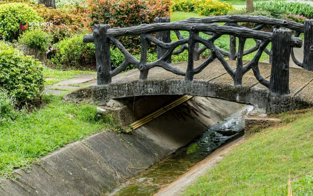 Landscape timber ideas: Timber garden bridges