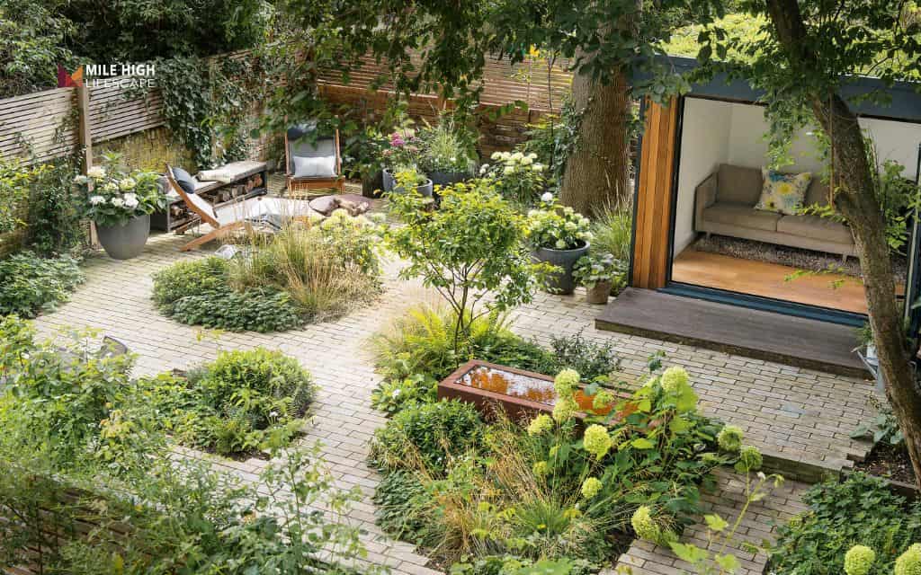 Fence line landscape ideas: Use color, texture, and shape to add visual interest