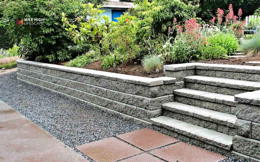 small backyard landscape ideas: Use retaining walls