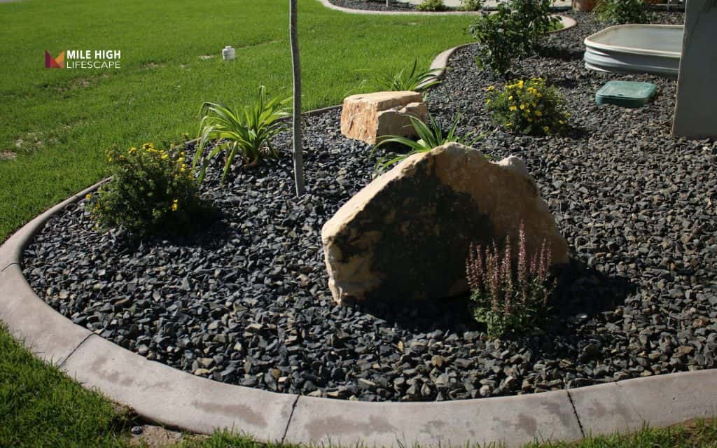 Desert front yard landscape: Apply rock or organic mulch generously