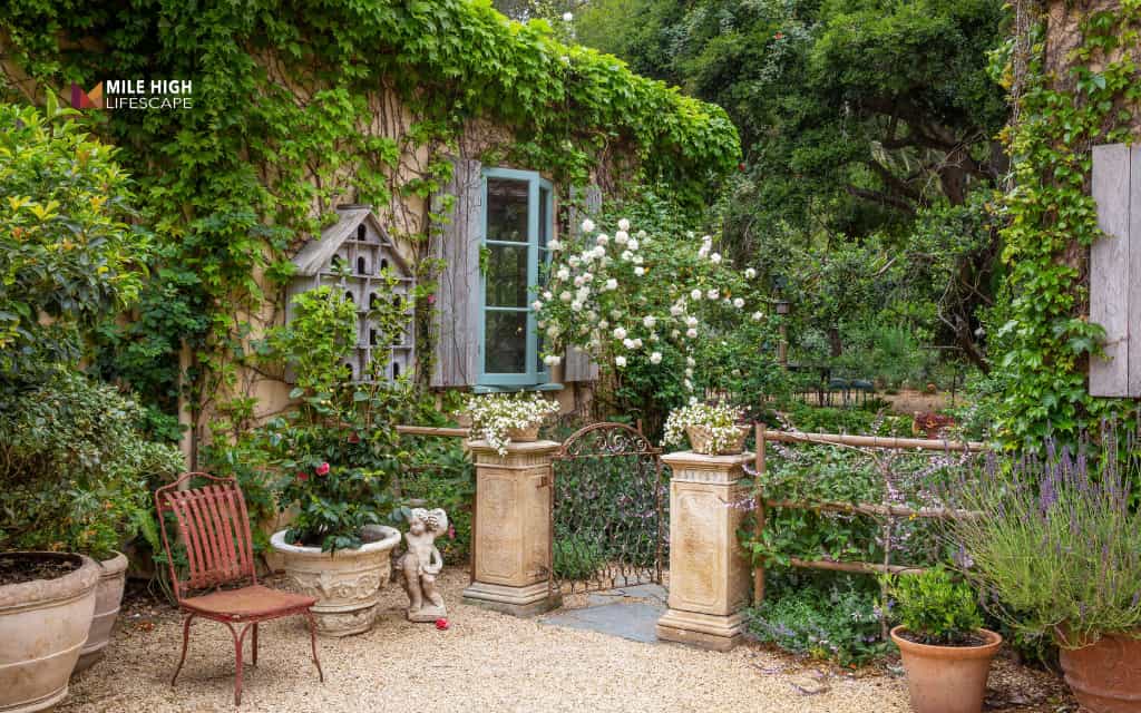 Front house fence ideas: Romantic cottage fence covered in greenery