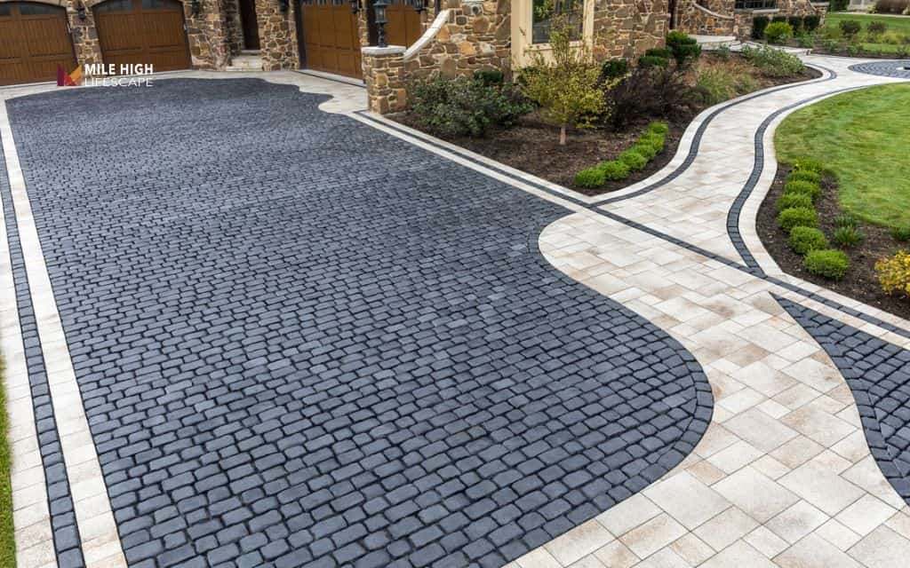Desert front yard landscape: Use curved pathways